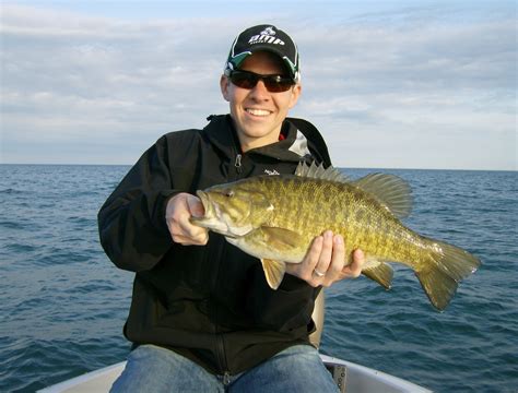 Trohpy size Lake Erie smallmouth bass - Lake Erie Buffalo NY Fishing ...