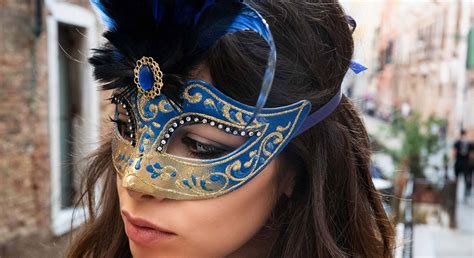 Venetian mask with feathers: show your elegance and beauty! - Venezia ...