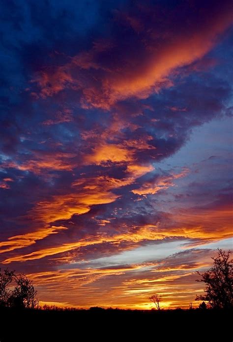 In pictures: Clouds create perfect conditions for stunning sunset - BBC ...