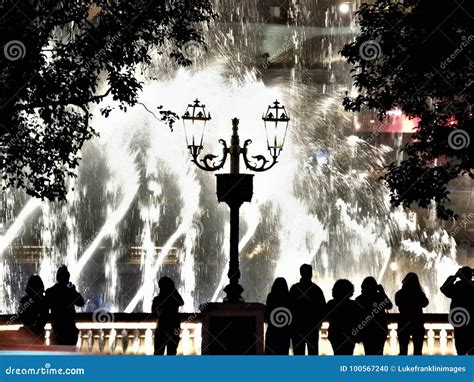 Las Vegas Musical Fountain Silhouettes of Tourists Editorial Image - Image of evening ...