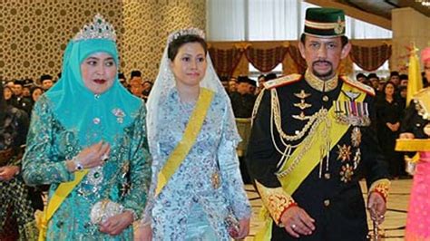 Sultan divorces young wife for 'special reasons'