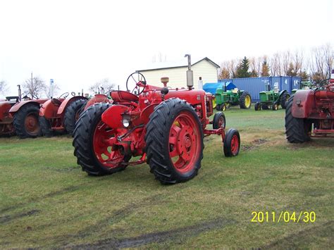 DIFFERENT COLOURED JUNK: Farmall 400 Diesel