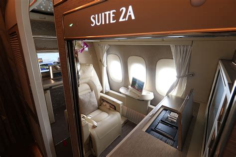 Review: Emirates New First Class Suite on B777-300/ER - SamChui.com