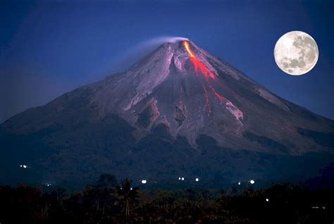 Foto Aesthetic Pemandangan Gunung Merapi Meletus Hari - IMAGESEE