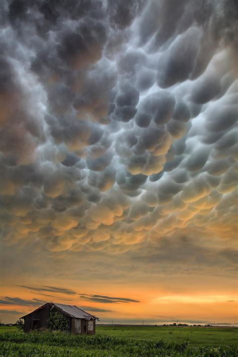 Mammatus clouds at sunset over parts of Texas - Imgur | Mammatus clouds, Storm photography ...