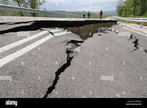 Earthquake Crack Road Stock Photos & Earthquake Crack Road Stock Images - Alamy