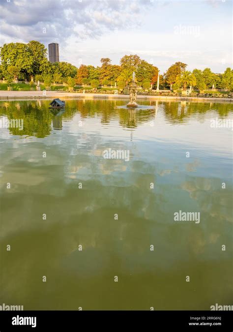 Lake and Statues, Luxembourg Gardens, Le Jardin du Luxembourg, Paris ...