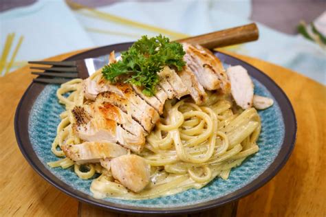 Creamy Linguine Alfredo with Chicken Recipe | Scrappy Geek