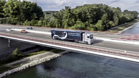 Hydrogen-powered Daimler truck passes 1,000 km on single fill - Truck News