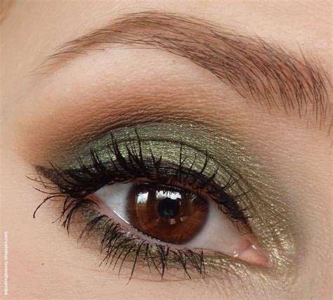 Forest green eye makeup - Adjusting Beauty