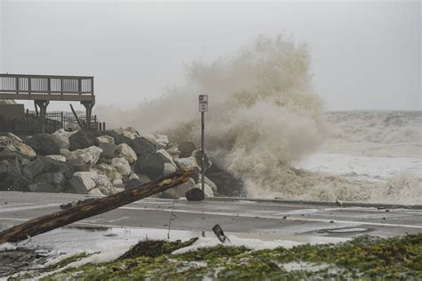 Calif. storm whips up 50-foot waves, flooding Bay Area towns