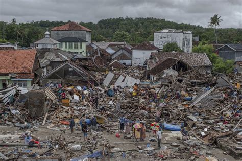 Death toll climbs past 370 in Indonesian tsunami disaster - Anchorage Daily News