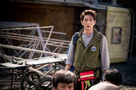 Descendants of the Sun star Song Hye Kyo runs into boy band leader Onew