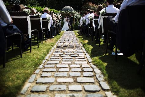 PLANNING AN OUTDOOR WEDDING IN THE UK | Harper Weddings