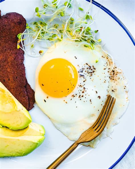 How to Make Sunny Side Up Eggs (Perfectly!) – A Couple Cooks