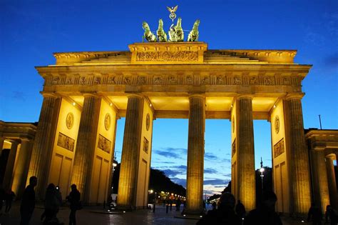 Brandenburg Gate, Berlin Attractions, Germany - GoVisity.com