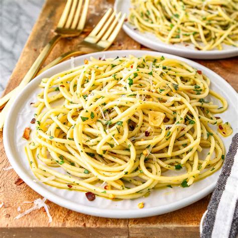 Pasta with Olive Oil and Garlic (Pasta Aglio e Olio) - Unsophisticook