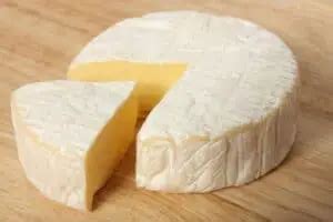 How To Remove Brie Rind: What Is Brie Cheese Rind Made Of? - KitchenBun.com