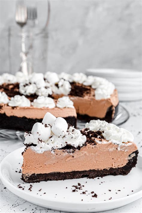 No Bake Creamy Marshmallow Chocolate Pie | Cookies and Cups