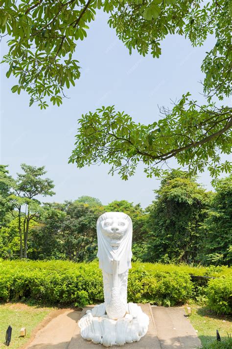 Premium Photo | Merlion statue in park