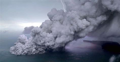 Gunung Krakatau Meletus: Sejarah Erupsi Purba, Letusan 1883, & Kini