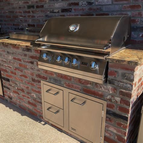 Lion 32-Inch Built-In Gas Grill – L75000 Stainless Steel | Extreme Backyard Designs