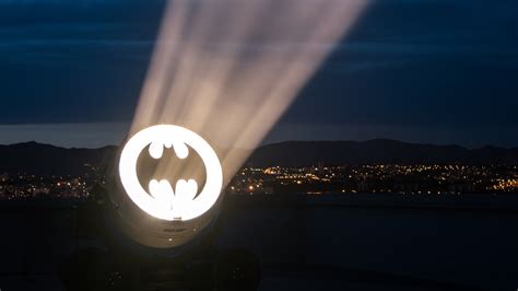 Batman : un Bat-signal illuminera le ciel de Marseille tout l'été ...