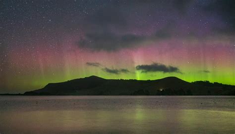 Stunning Aurora Australis lights up New Zealand skies | Newshub