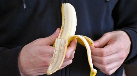 Viral video shows man peeling bananas before buying to allegedly save money: 'Penny pincher ...