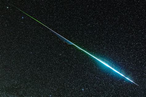 This Photo Shows the Rainbow Colors of a Geminid Meteor | PetaPixel