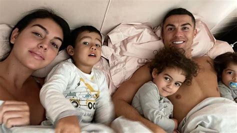 Private Family Photo Leaked: This is how Cristiano Ronaldo wakes up ...