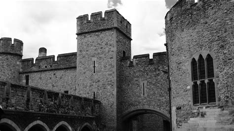 The Tower of London Ghosts: Headless Haunts, Suffocating Sensations and Wandering White Women ...