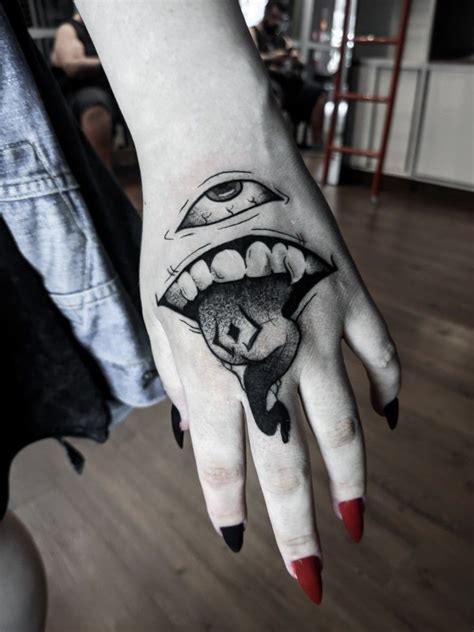 Tatuagem do sukuna na mão 🔥 Mark Tattoo, Dark Art Tattoo, Tattoo Art Drawings, Eye Tattoo, Lip ...