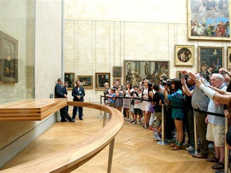 Louvre Museum Inside Mona Lisa