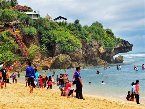 Pantai Sundak | Foto, Lokasi, Rute, Harga Tiket, & Fasilitas