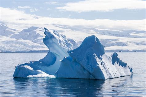 Video: Mammoth Iceberg Five Times the Size of Manhattan Splits From ...