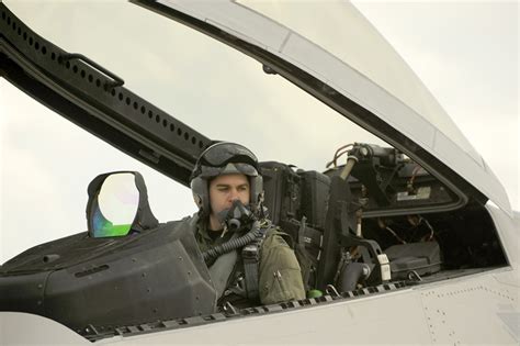 COOL IMAGES: f-22 raptor cockpit