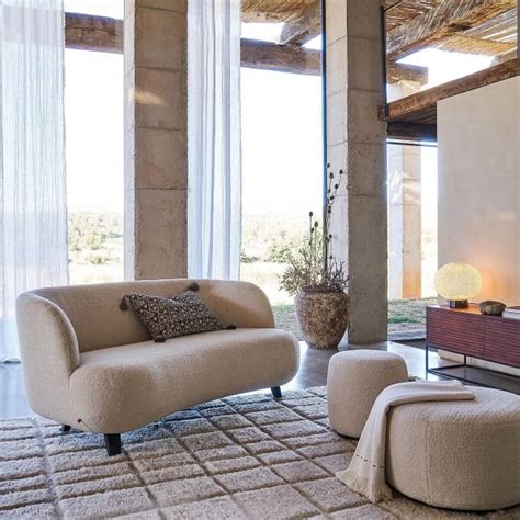 Rounded sofa: our selection for the living room