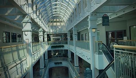 Abandoned mall : r/LiminalSpace