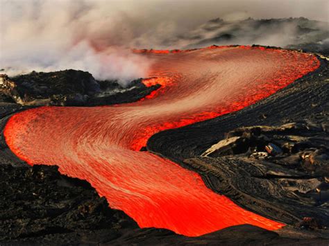 Dramatic lava flow in Hawaii - Photo 1 - CBS News