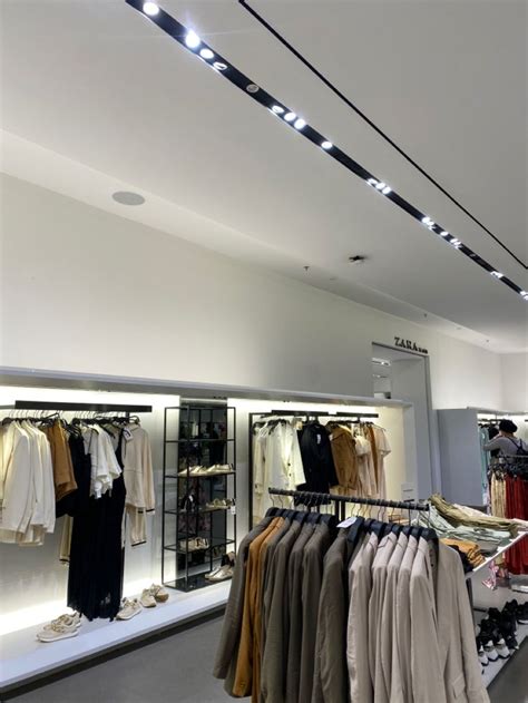 Zara aesthetic | Store interior, Store design interior, Shop interior design