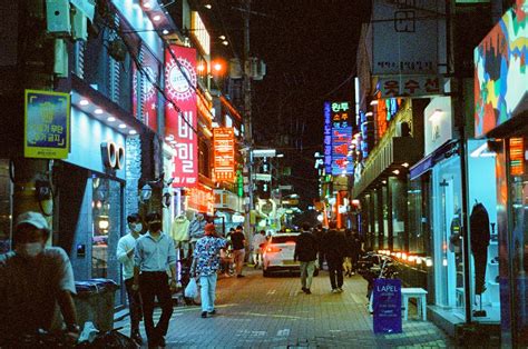 Daegu nightlife [Nikon EF, 50mm f1.8, CineStill 800T] : r/analog