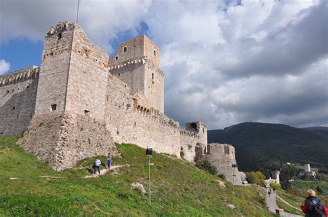 Fortification of Assisi, Umbria Beautiful Castles, Most Beautiful, Beautiful Places, Villas In ...