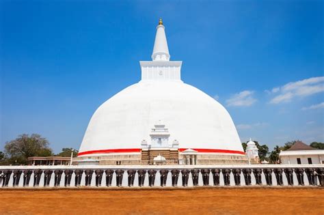 Premium Photo | Ruwanwelisaya stupa in anuradhapura, sri lanka