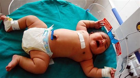 Mum gives birth to ‘heaviest baby’ in India, weighing 15lb - BBC News