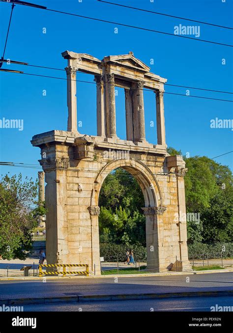 Arc d'Hadrien ou la porte d'Hadrien, l'ancienne passerelle en arc de triomphe monumental avec ...