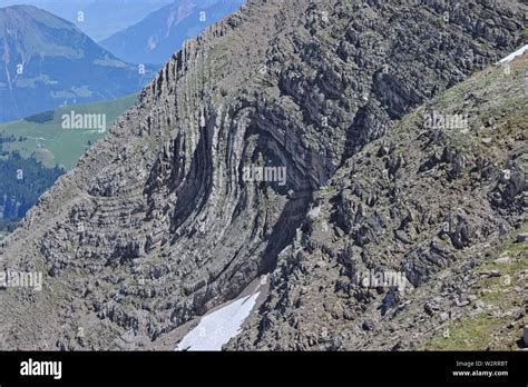 Syncline rock hi-res stock photography and images - Alamy