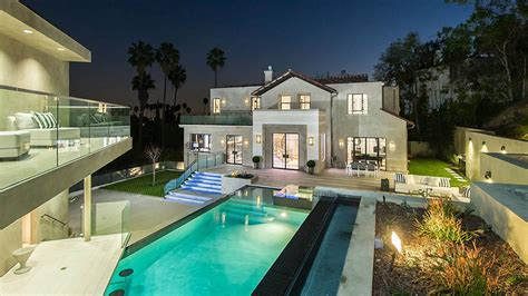 Découvrez la nouvelle maison de rêve de Rihanna en Californie | HuffPost Vivre