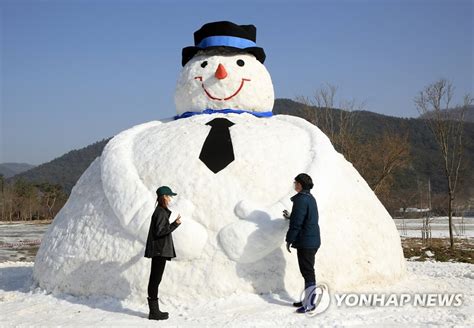 Giant snowmen | Yonhap News Agency