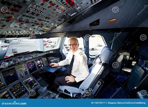 Lufthansa A380 Cockpit And Pilot Editorial Photography - Image of flight, giant: 16074317